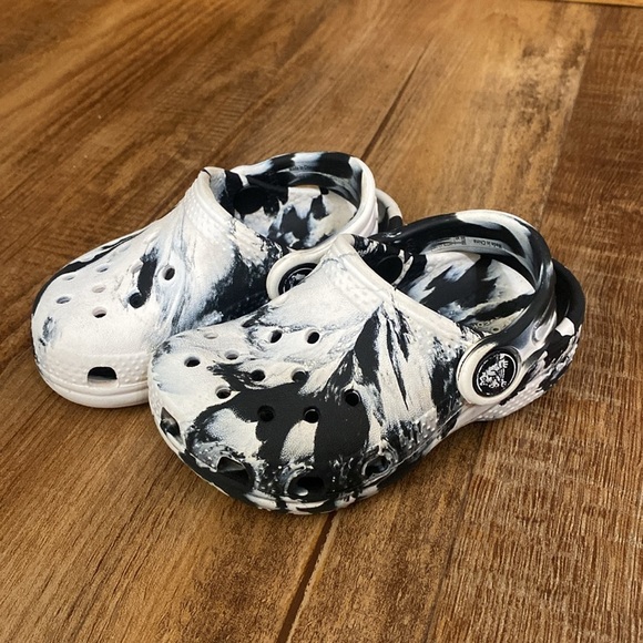 Crocs black & white marble Clogs sandals size C5 - Picture 4 of 9